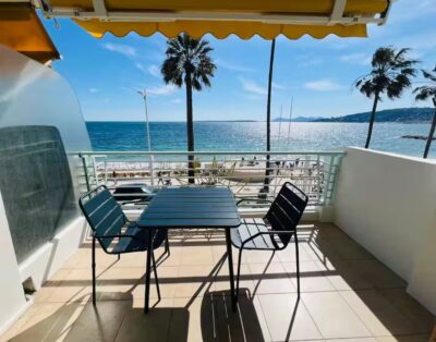 Seaside Escape w Balcony & Sea across the street